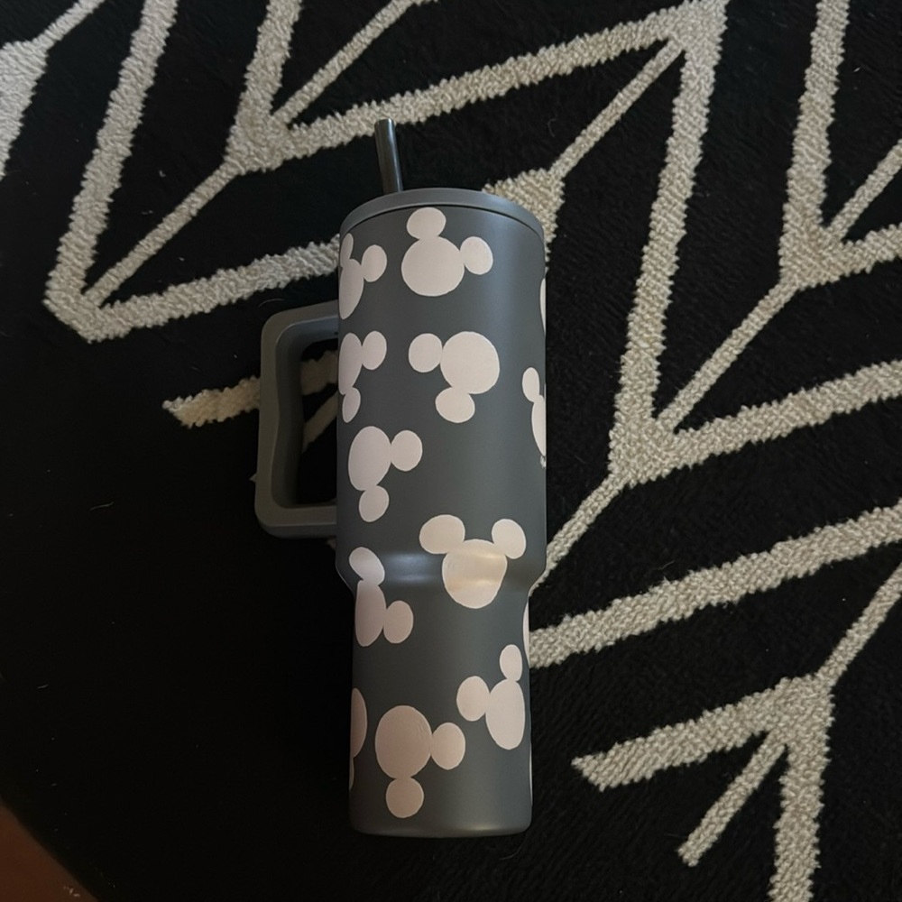 SIMPLE MODERN. 40 oz tumbler. Like new. Gray.